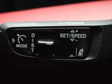 2025 Porsche Taycan с пробегом 16 605 км