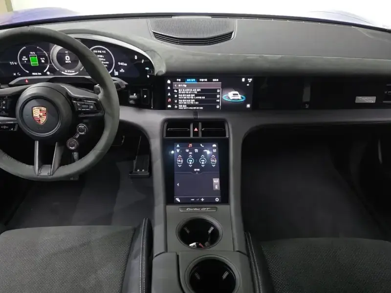 2025 Porsche Taycan с пробегом 9 546 км