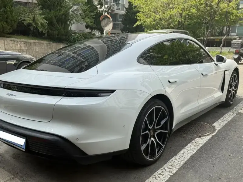 2025 Porsche Taycan с пробегом 21 500 км
