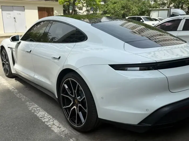 2025 Porsche Taycan с пробегом 21 500 км