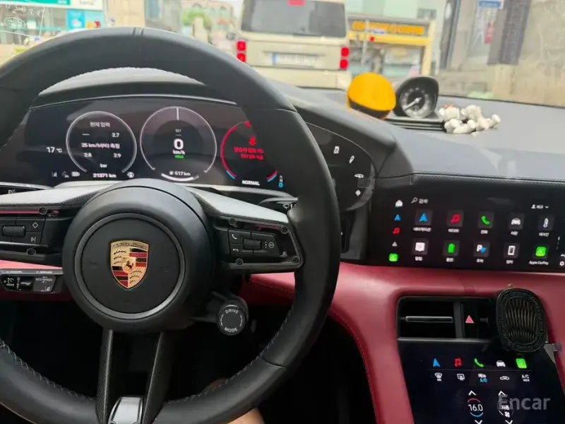 2025 Porsche Taycan с пробегом 21 500 км