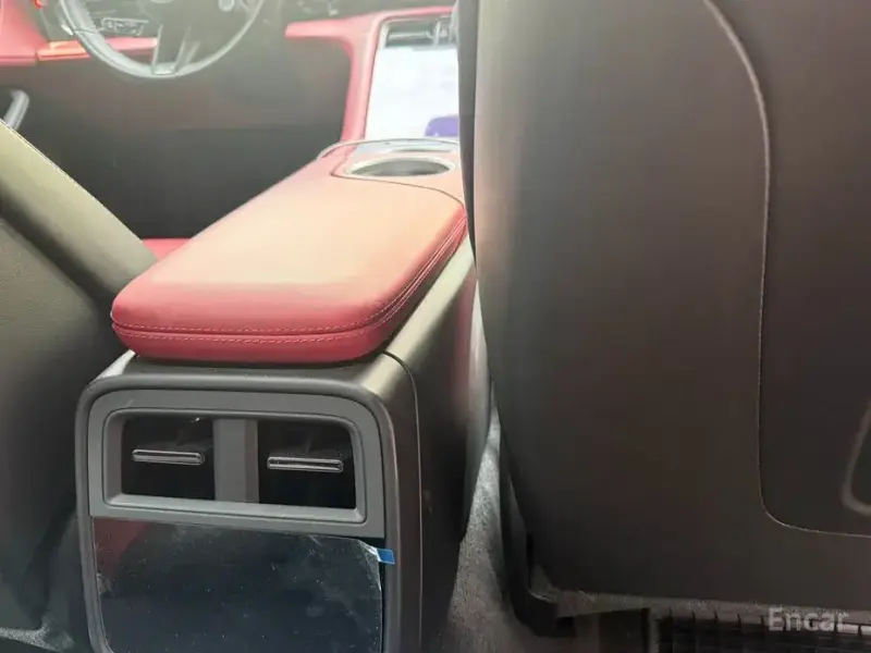 2025 Porsche Taycan с пробегом 21 500 км