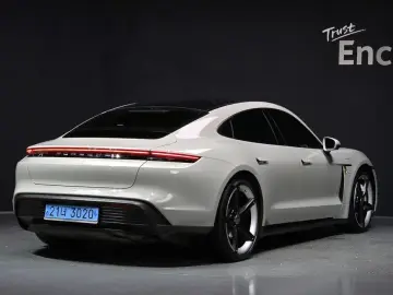 2024 Porsche Taycan с пробегом 32 198 км