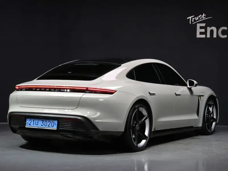 2024 Porsche Taycan с пробегом 32 198 км