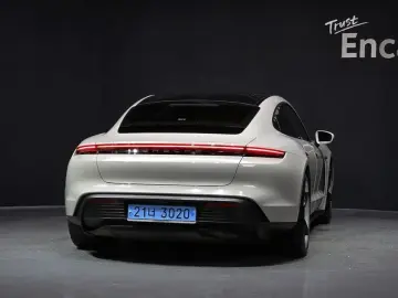 2024 Porsche Taycan с пробегом 32 198 км