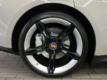 2024 Porsche Taycan с пробегом 32 198 км