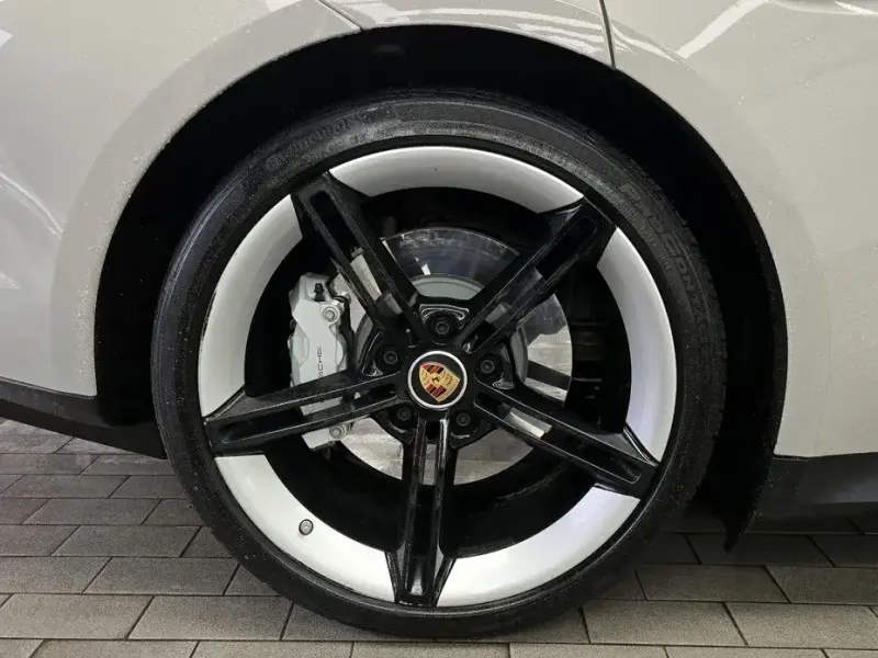 2024 Porsche Taycan с пробегом 32 198 км