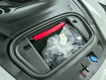 2024 Porsche Taycan с пробегом 32 198 км