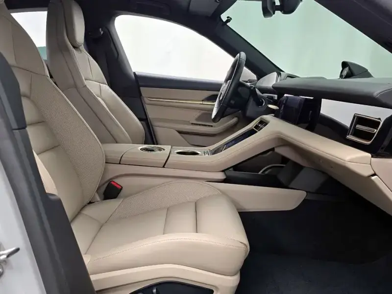 2024 Porsche Taycan с пробегом 32 198 км