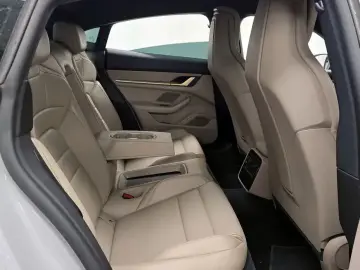 2024 Porsche Taycan с пробегом 32 198 км