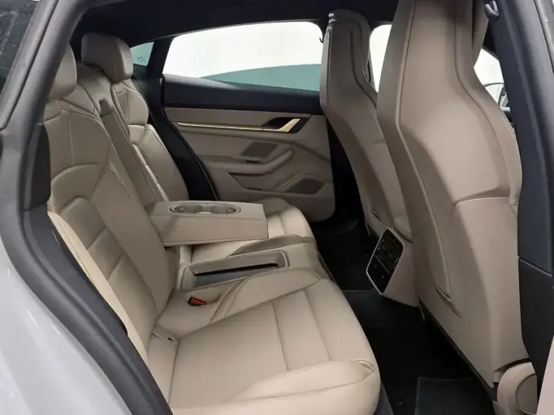 2024 Porsche Taycan с пробегом 32 198 км
