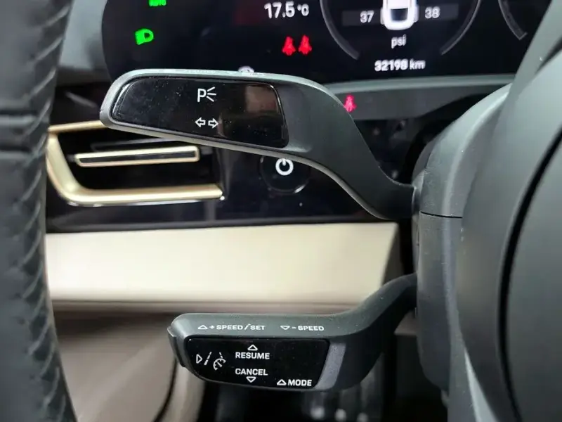 2024 Porsche Taycan с пробегом 32 198 км