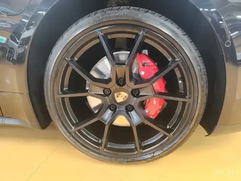 2025 Porsche Taycan с пробегом 950 км