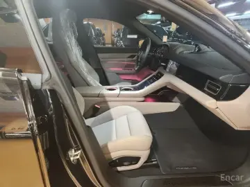 2025 Porsche Taycan с пробегом 950 км