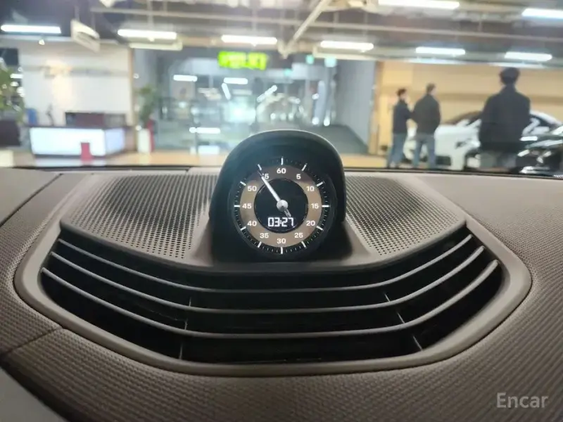 2025 Porsche Taycan с пробегом 950 км