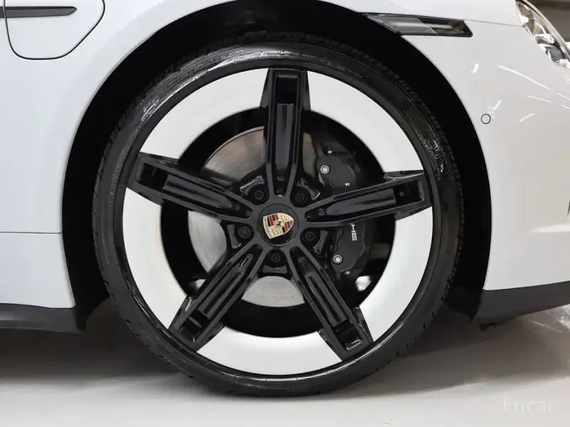 2025 Porsche Taycan с пробегом 10 850 км