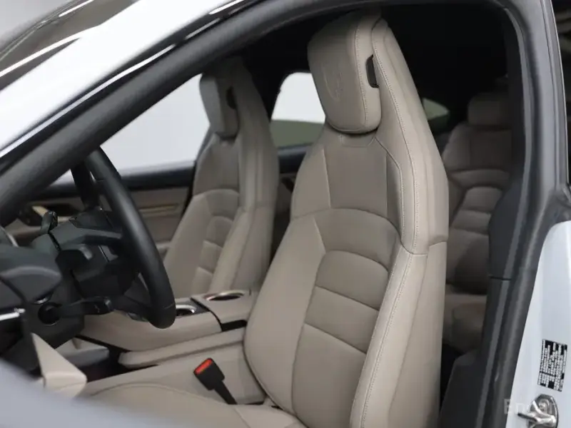 2025 Porsche Taycan с пробегом 10 850 км