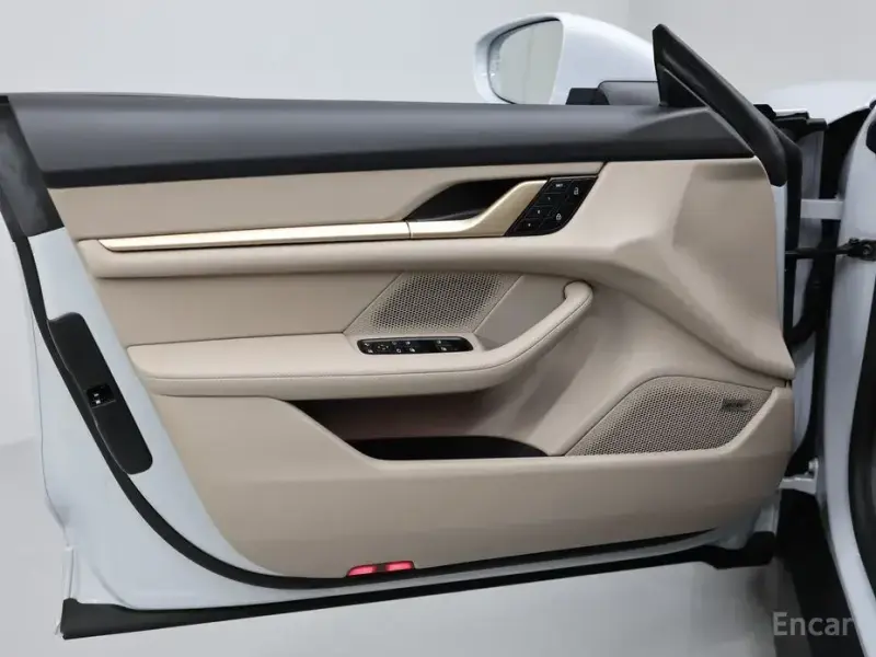 2025 Porsche Taycan с пробегом 10 850 км