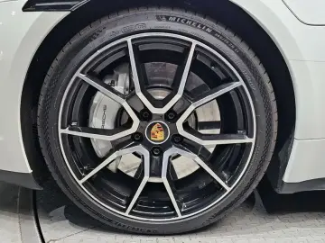 2024 Porsche Taycan с пробегом 19 059 км