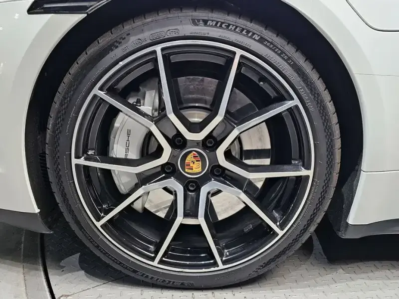2024 Porsche Taycan с пробегом 19 059 км