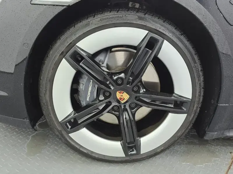 2025 Porsche Taycan с пробегом 13 545 км