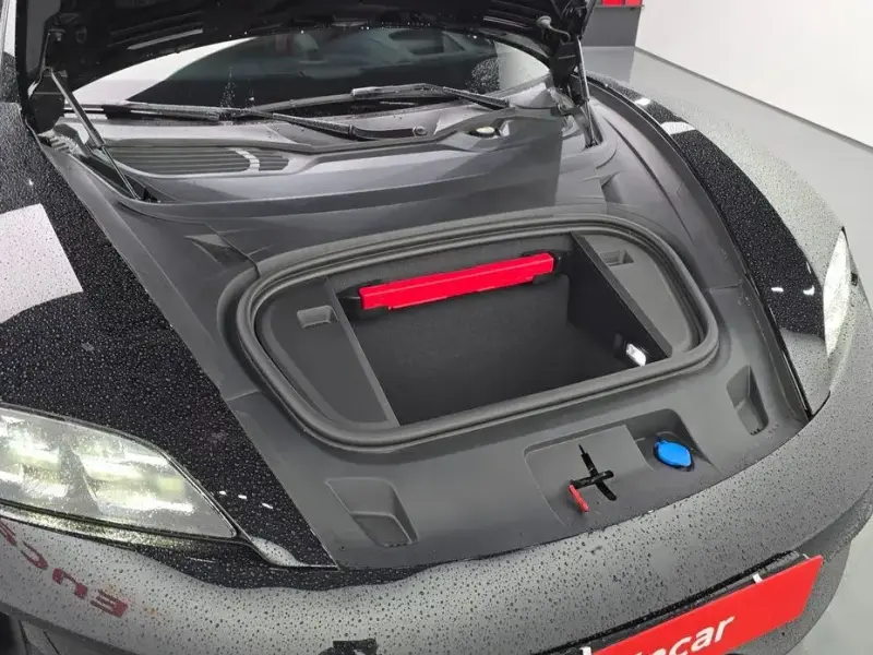 2025 Porsche Taycan с пробегом 13 545 км