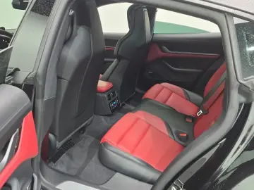 2025 Porsche Taycan с пробегом 13 545 км