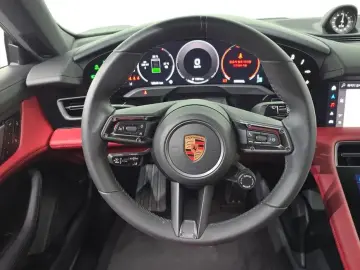 2025 Porsche Taycan с пробегом 13 545 км