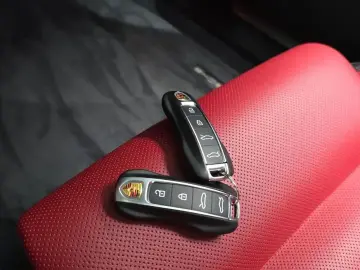 2025 Porsche Taycan с пробегом 13 545 км