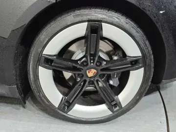 2025 Porsche Taycan с пробегом 13 545 км