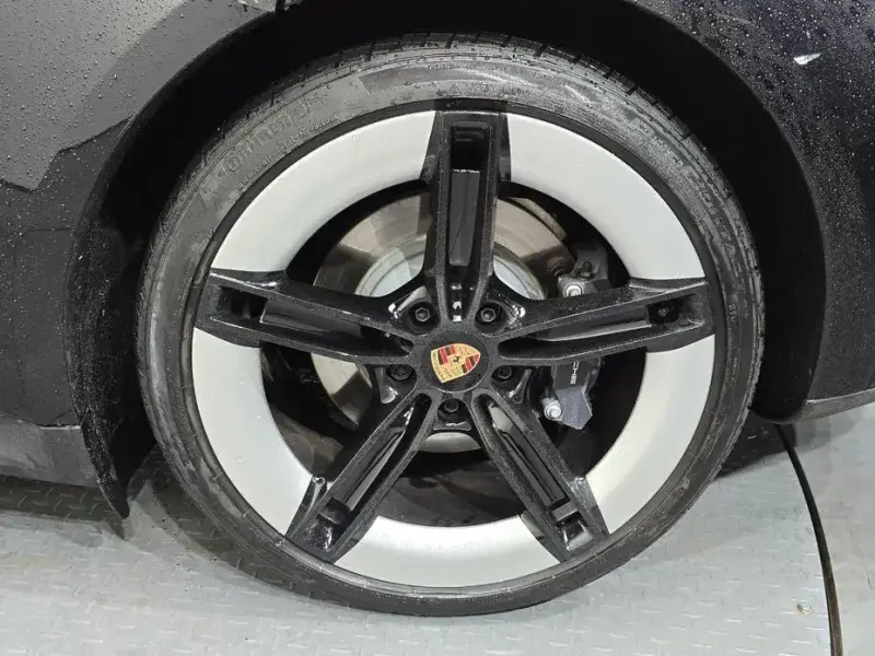 2025 Porsche Taycan с пробегом 13 545 км