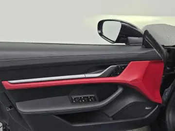 2025 Porsche Taycan с пробегом 13 545 км