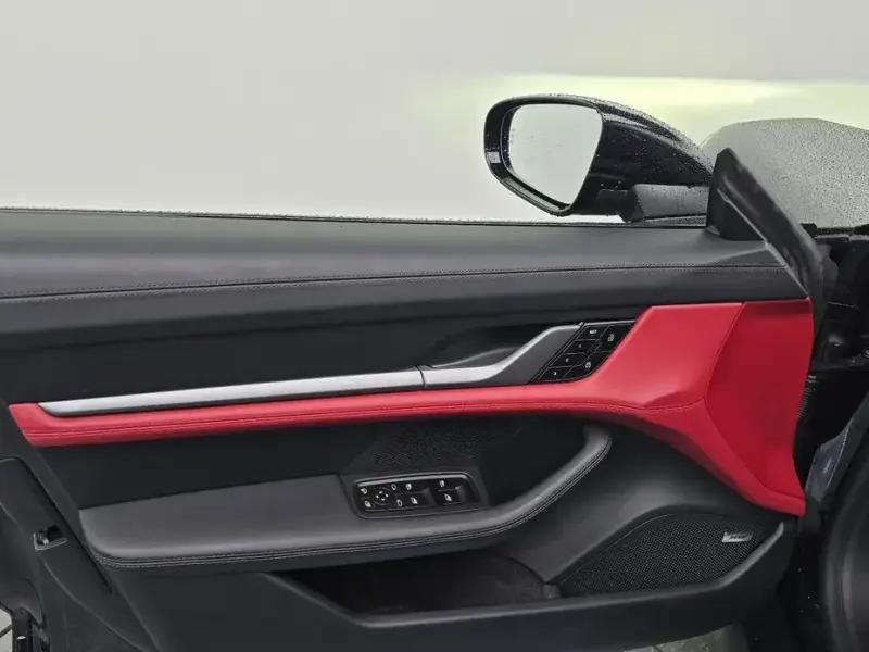 2025 Porsche Taycan с пробегом 13 545 км