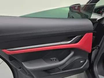 2025 Porsche Taycan с пробегом 13 545 км
