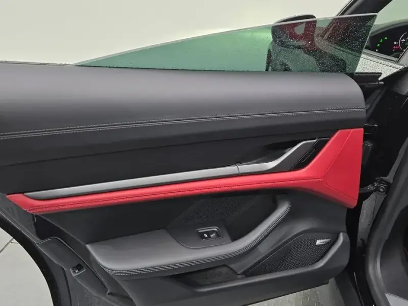 2025 Porsche Taycan с пробегом 13 545 км