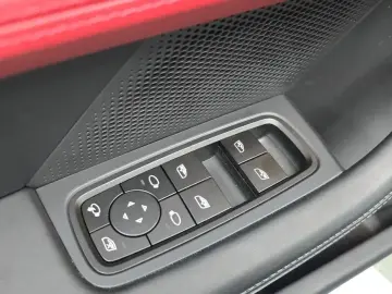 2025 Porsche Taycan с пробегом 13 545 км