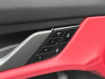 2025 Porsche Taycan с пробегом 13 545 км