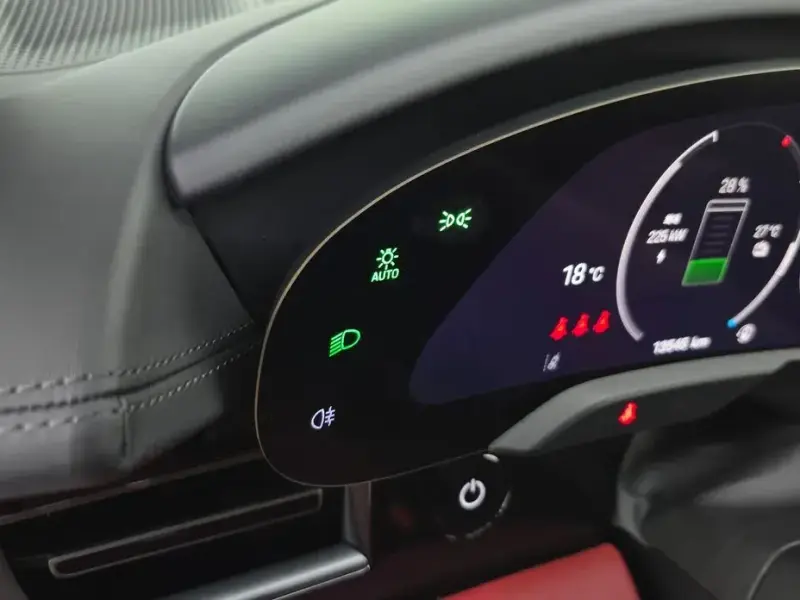 2025 Porsche Taycan с пробегом 13 545 км