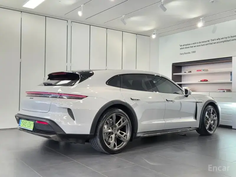 2025 Porsche Taycan с пробегом 8 520 км