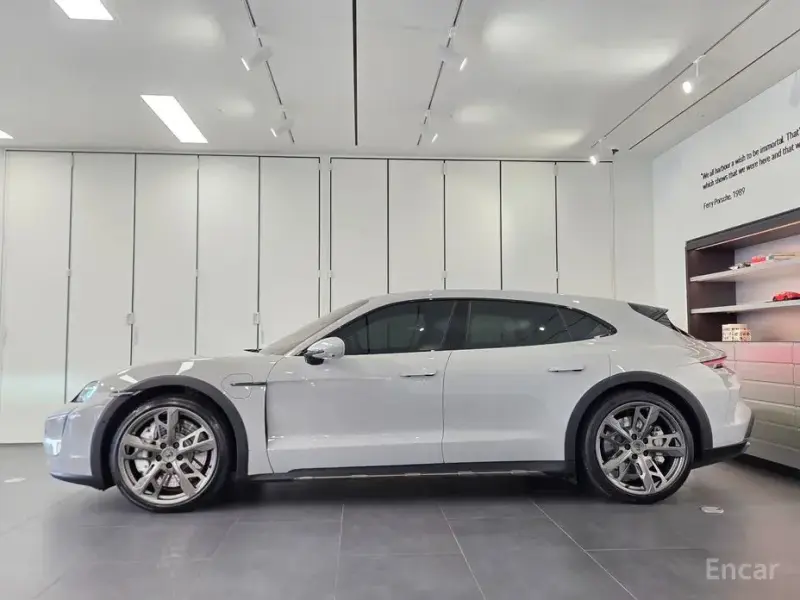 2025 Porsche Taycan с пробегом 8 520 км