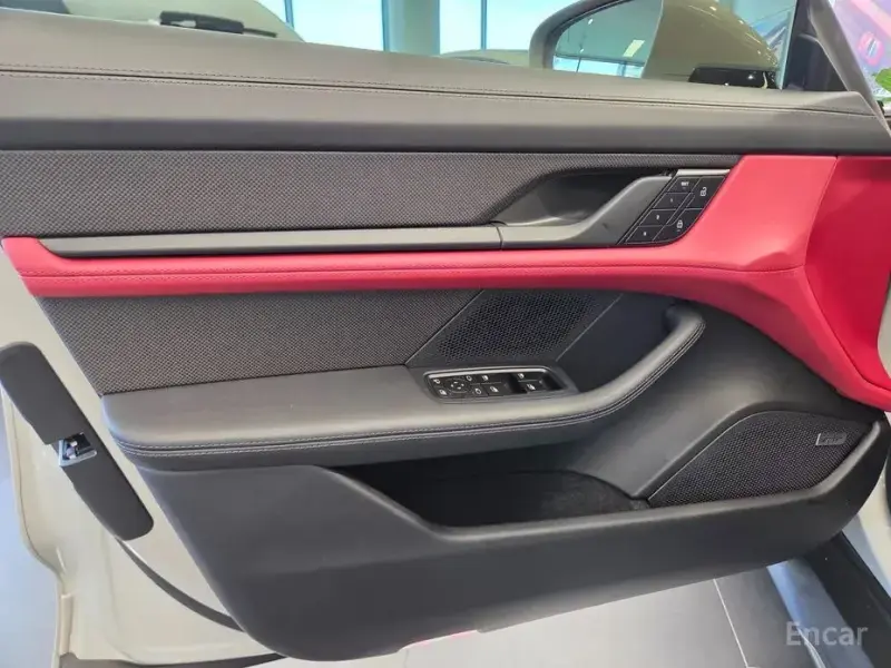2025 Porsche Taycan с пробегом 8 520 км