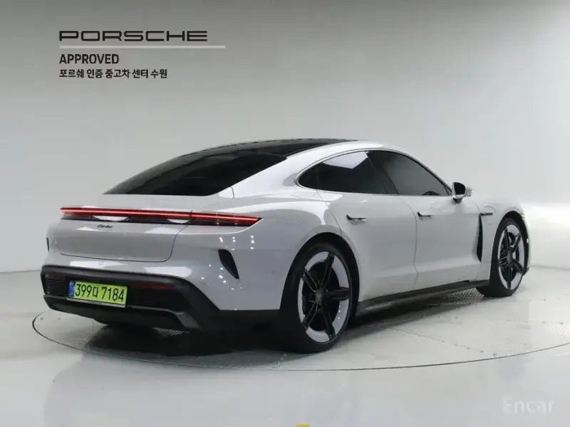 2025 Porsche Taycan с пробегом 7 945 км