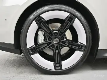 2025 Porsche Taycan с пробегом 7 945 км