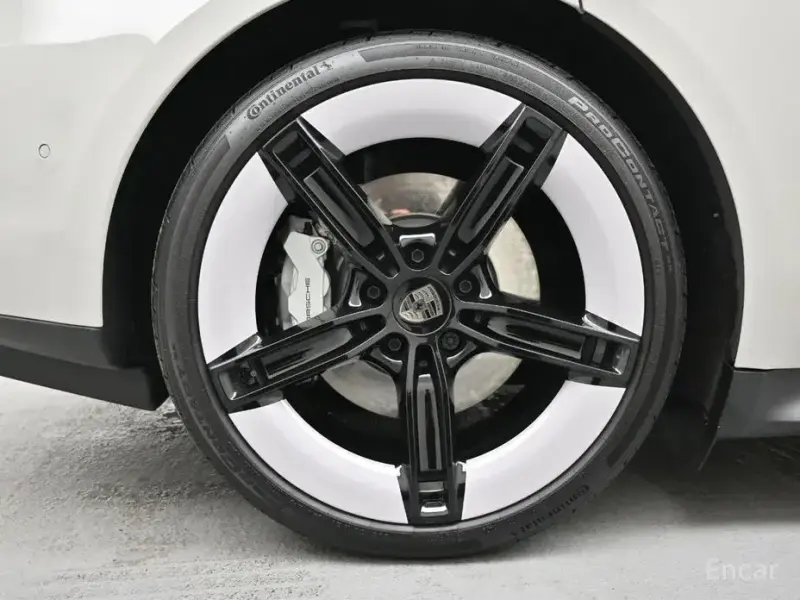 2025 Porsche Taycan с пробегом 7 945 км