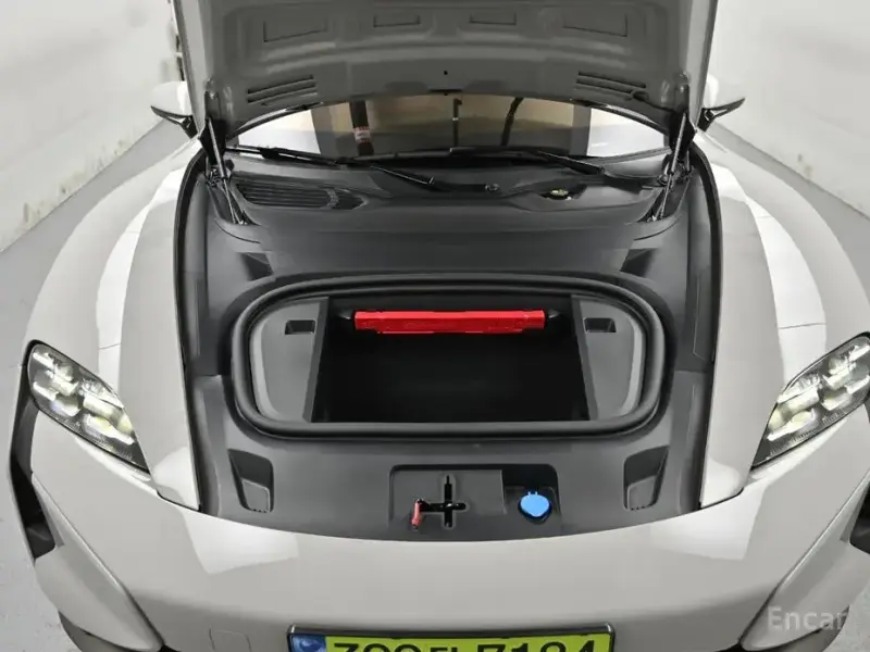 2025 Porsche Taycan с пробегом 7 945 км