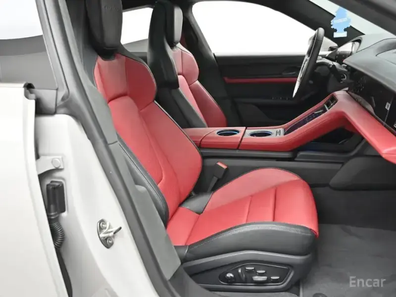 2025 Porsche Taycan с пробегом 7 945 км