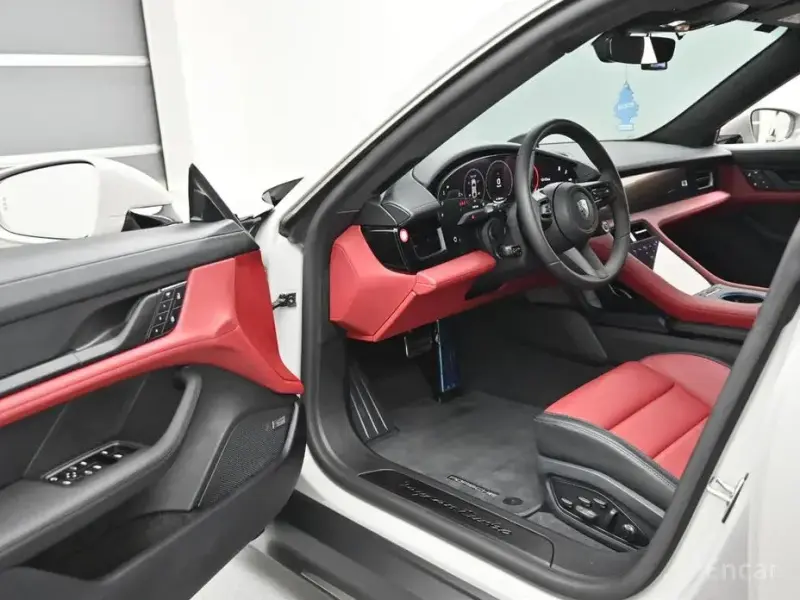 2025 Porsche Taycan с пробегом 7 945 км