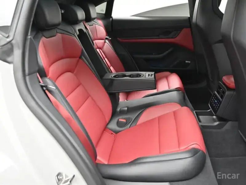 2025 Porsche Taycan с пробегом 7 945 км