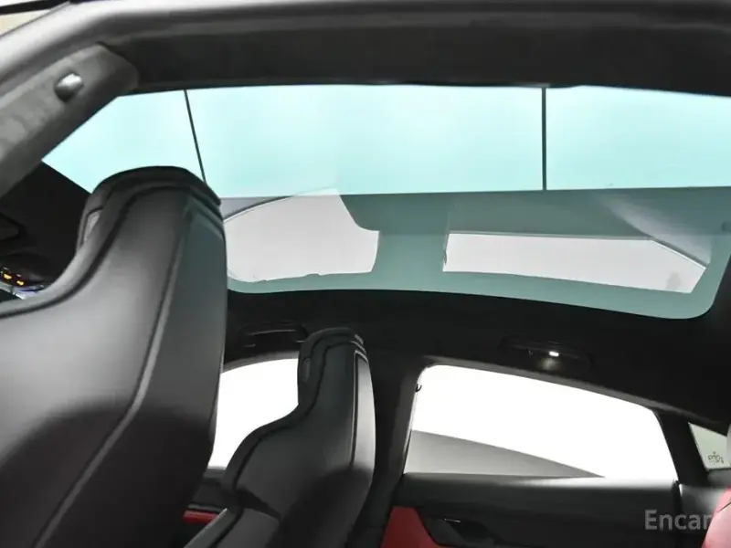 2025 Porsche Taycan с пробегом 7 945 км