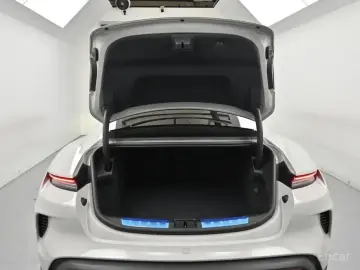 2025 Porsche Taycan с пробегом 7 945 км